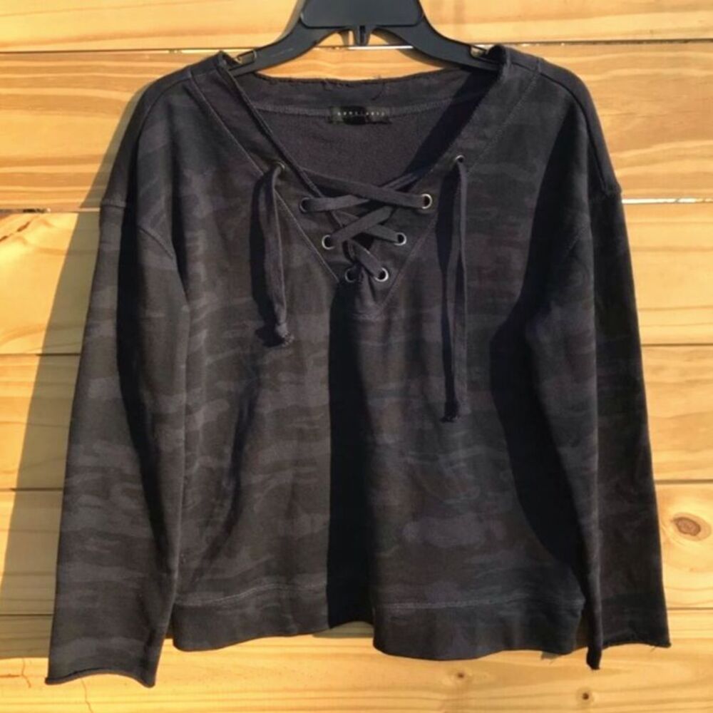 Sanctuary Lace Up Sweatshirt Size Small Camo